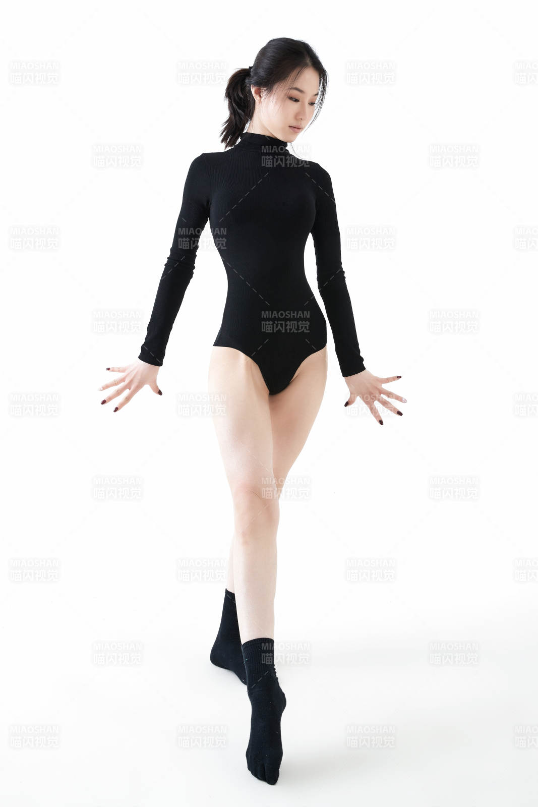 穿着黑色舞蹈服翩翩起舞的亚洲少女图片