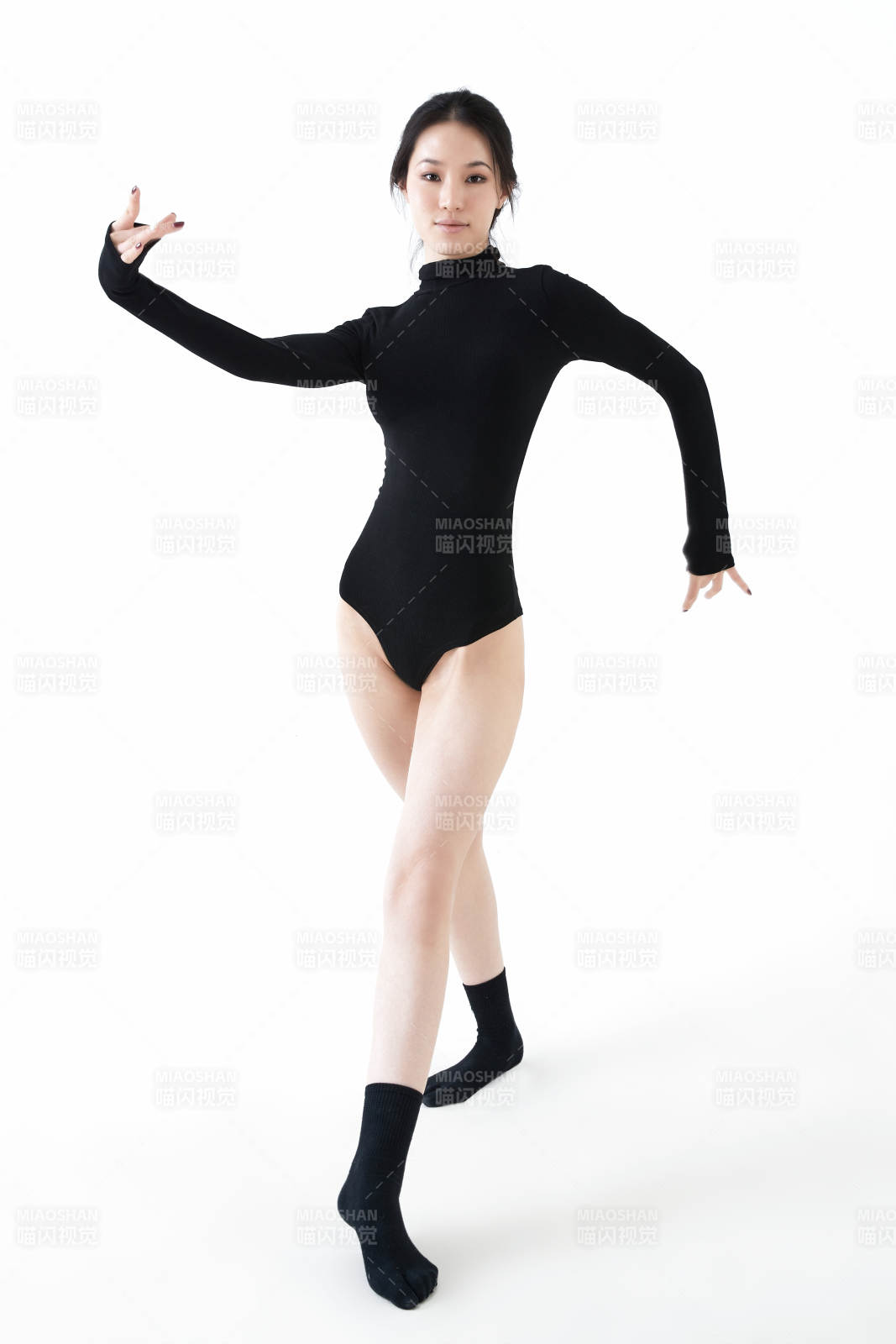 穿着黑色舞蹈服翩翩起舞的亚洲少女图片