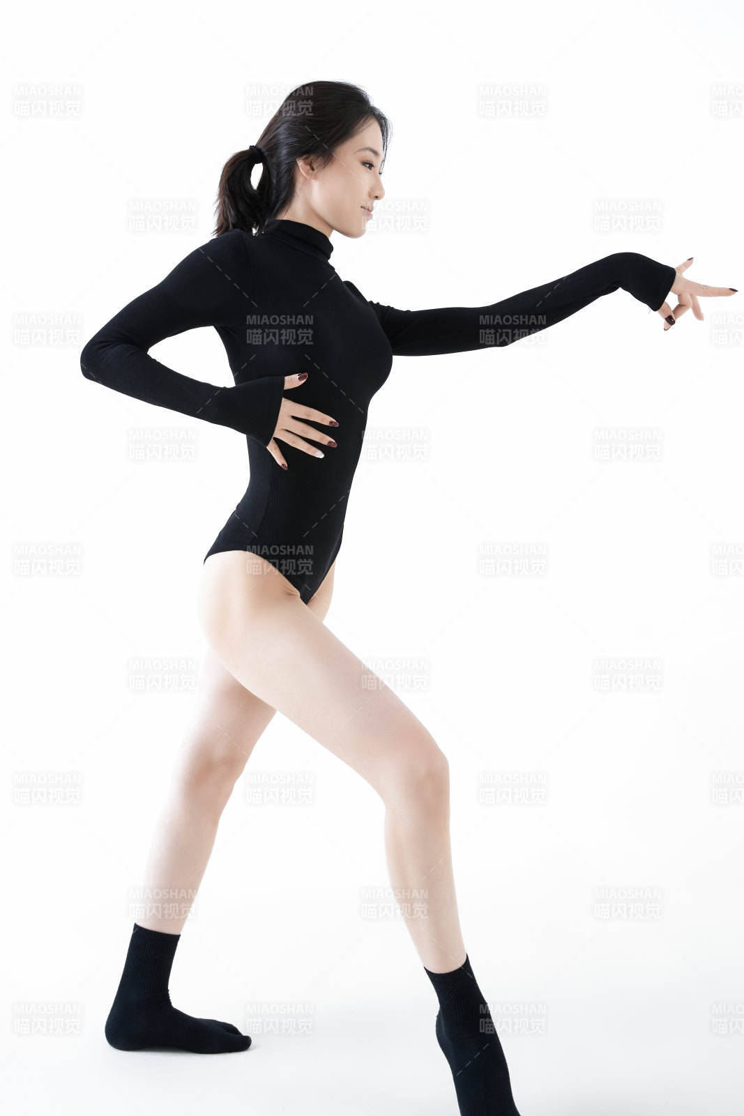 穿着黑色舞蹈服翩翩起舞的亚洲少女图片