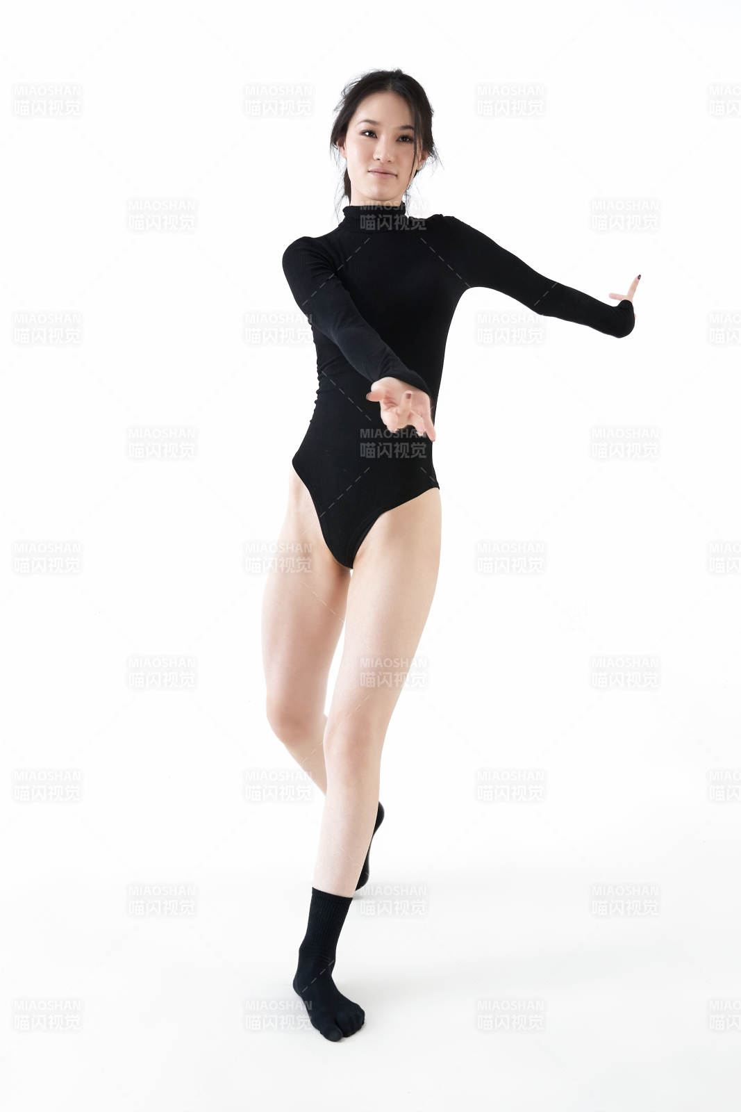 穿着黑色舞蹈服翩翩起舞的亚洲少女图片