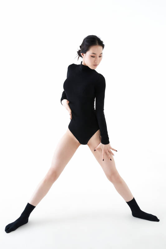 穿着黑色舞蹈服翩翩起舞的亚洲少女图片