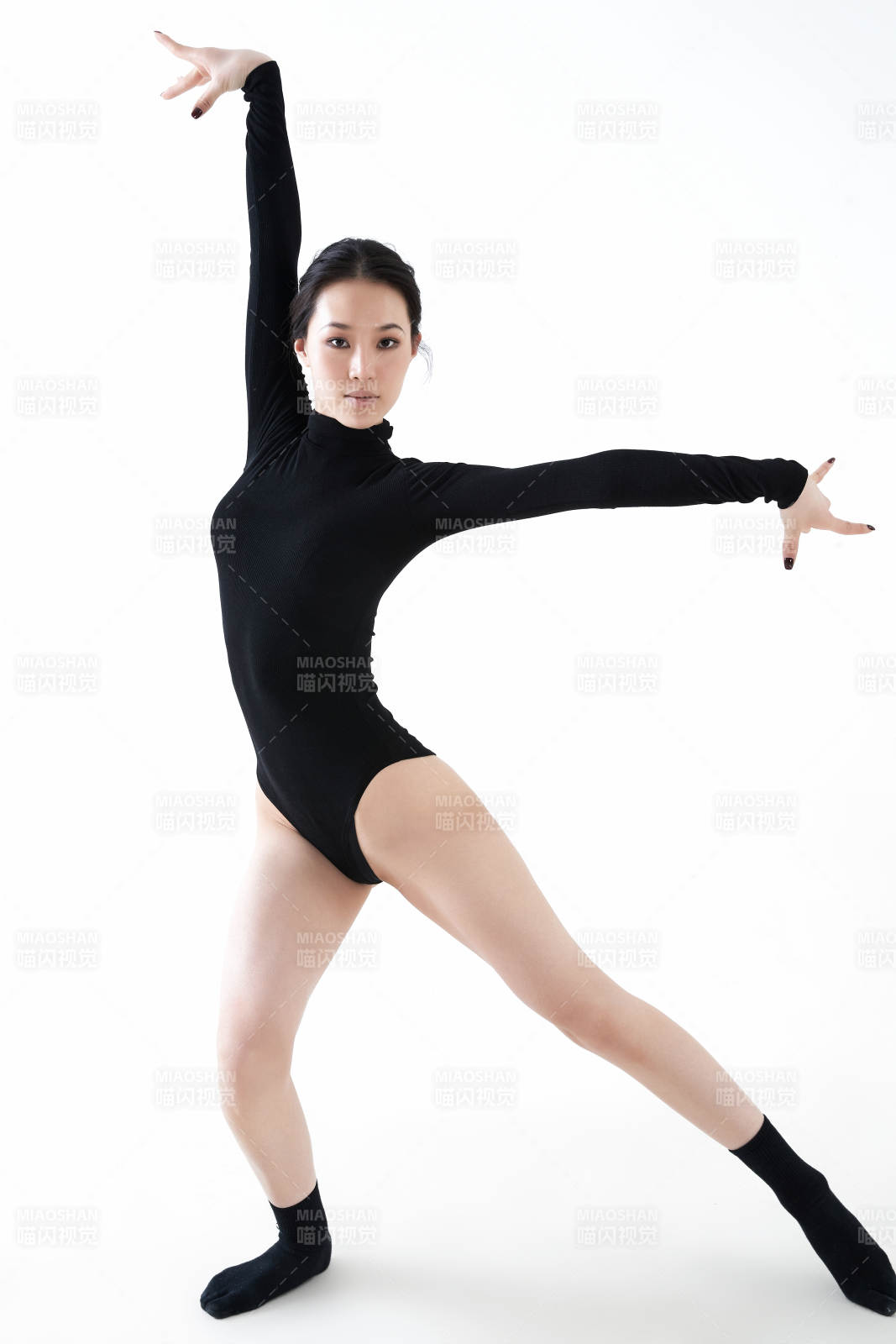 穿着黑色舞蹈服翩翩起舞的亚洲少女图片