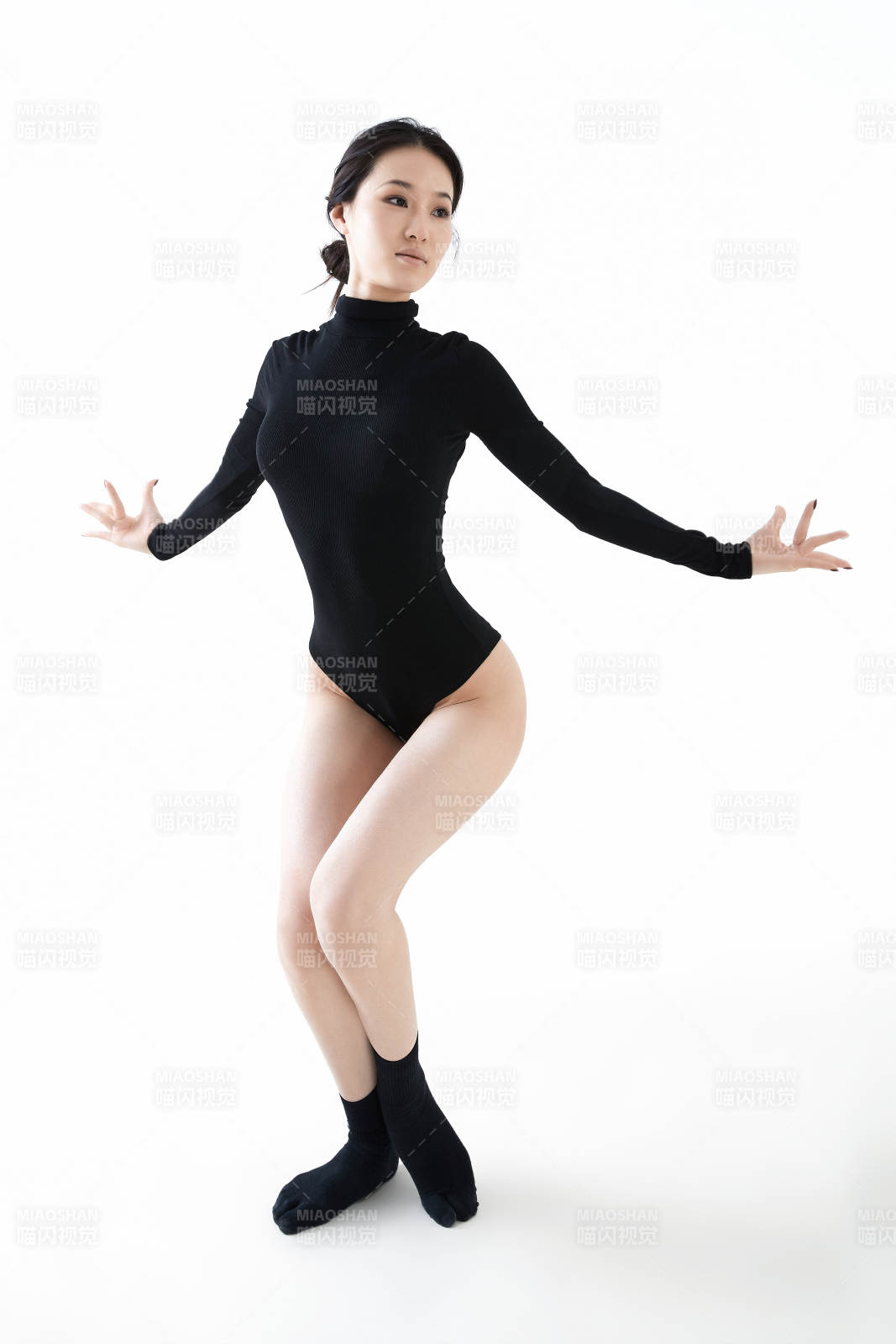 穿着黑色舞蹈服翩翩起舞的亚洲少女图片