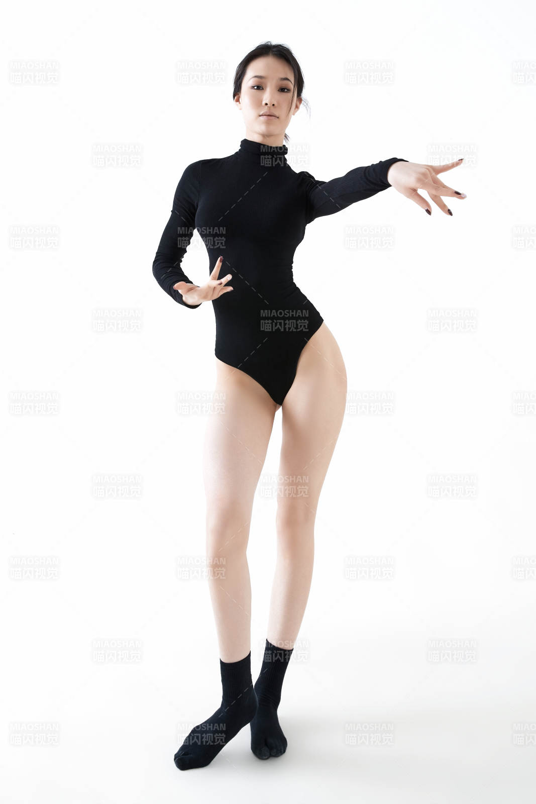 穿着黑色舞蹈服翩翩起舞的亚洲少女图片