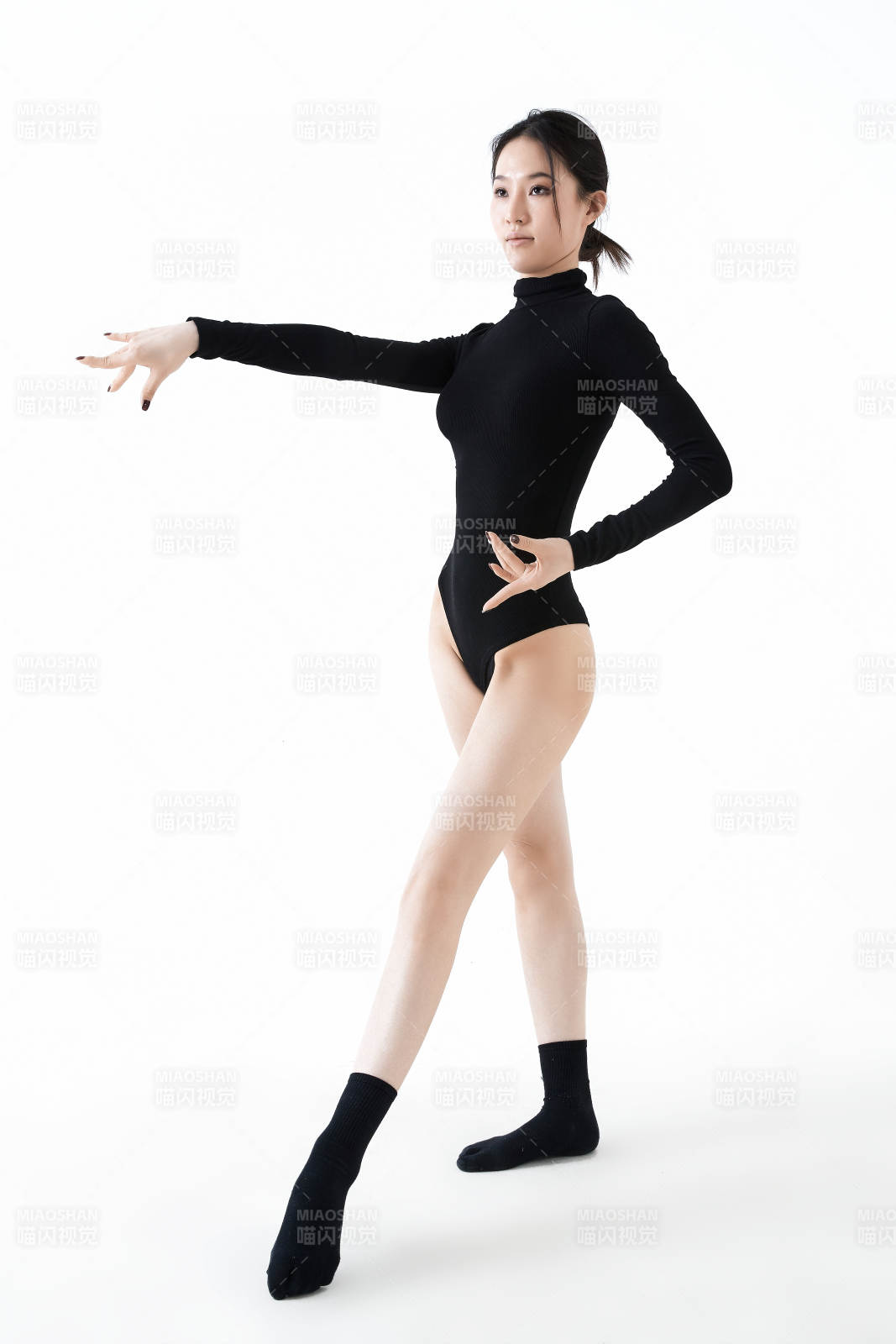 穿着黑色舞蹈服翩翩起舞的亚洲少女图片