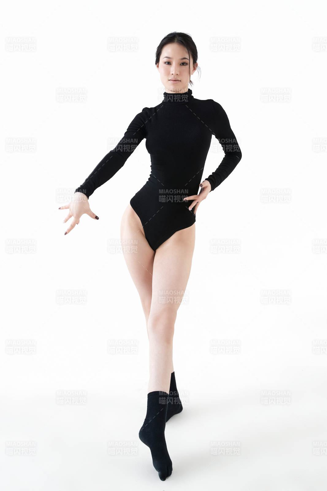 穿着黑色舞蹈服翩翩起舞的亚洲少女图片