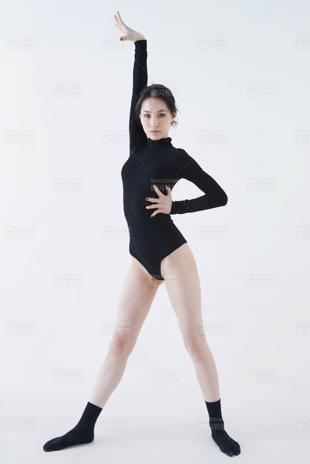 穿着黑色舞蹈服翩翩起舞的亚洲少女图片