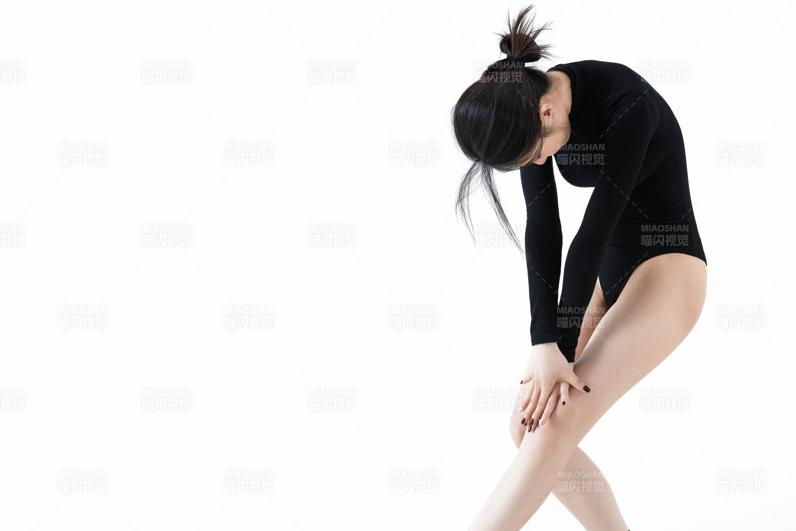 穿着黑色舞蹈服翩翩起舞的亚洲少女图片