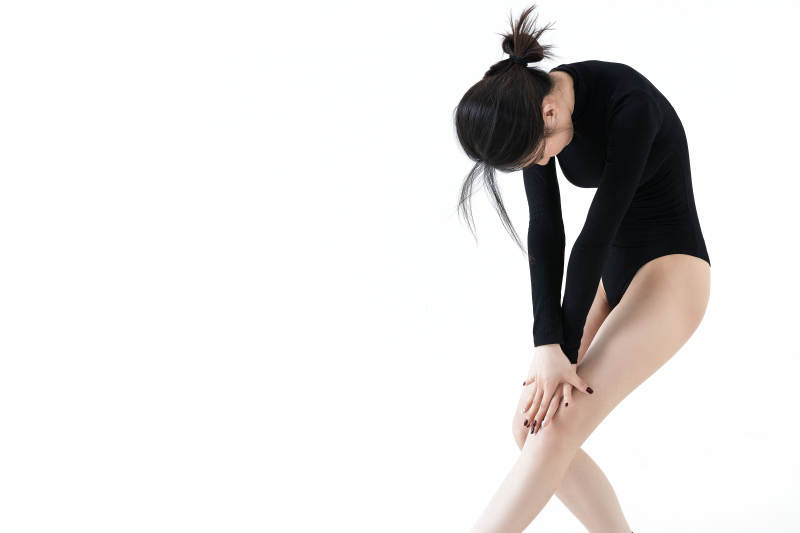 穿着黑色舞蹈服翩翩起舞的亚洲少女图片