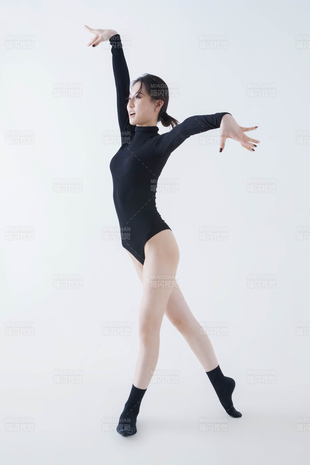 穿着黑色舞蹈服翩翩起舞的亚洲少女图片