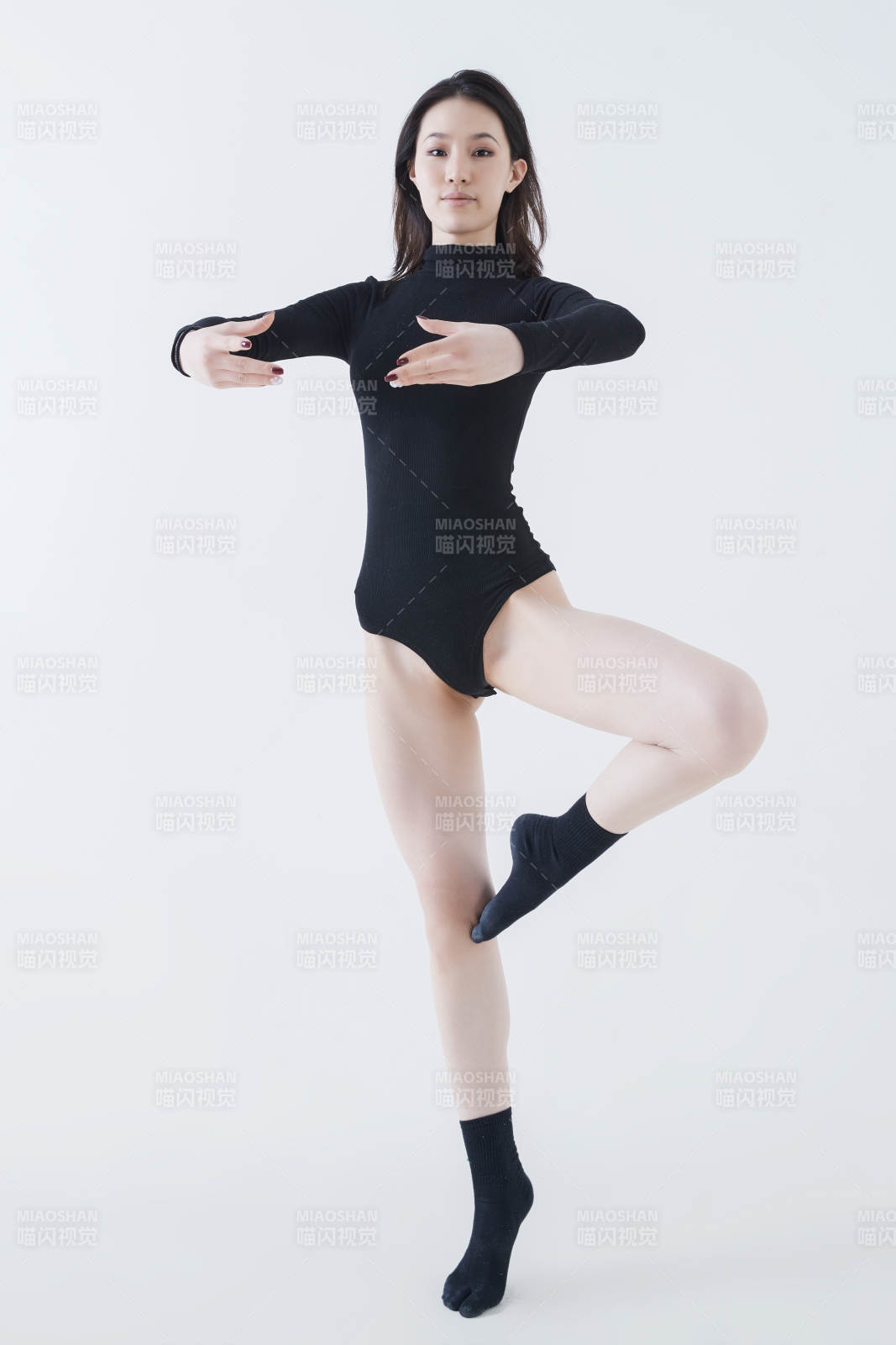 穿着黑色舞蹈服翩翩起舞的亚洲少女图片