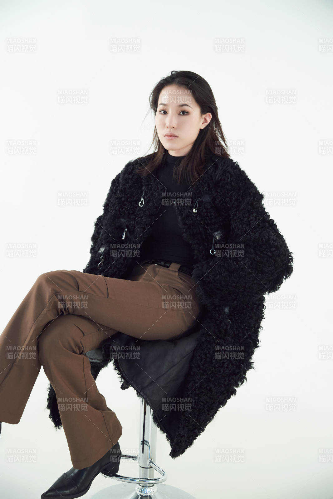 白色背景下的职业女性形象图片