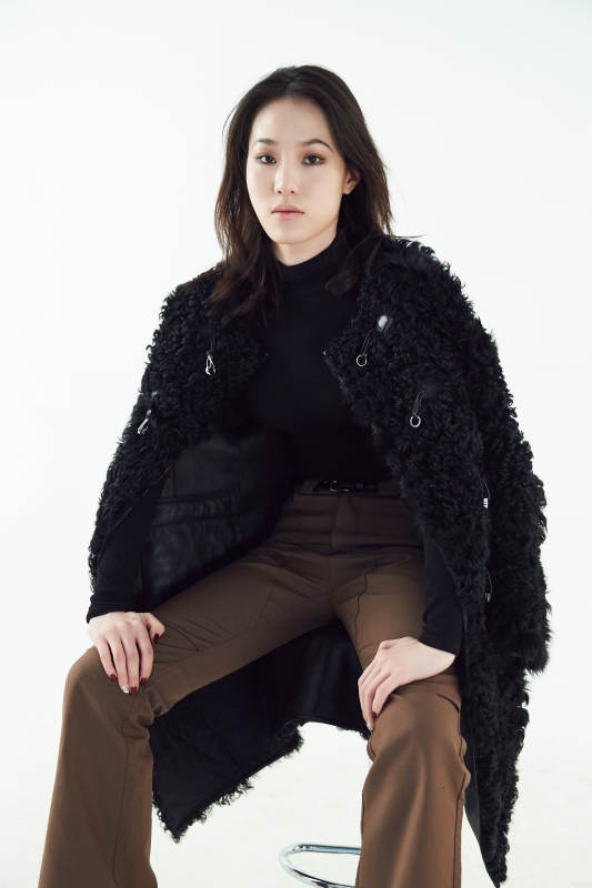 白色背景下的职业女性形象图片