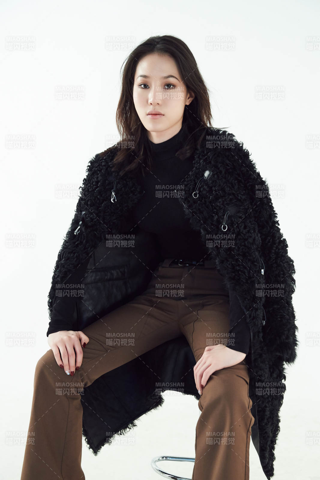 白色背景下的职业女性形象图片