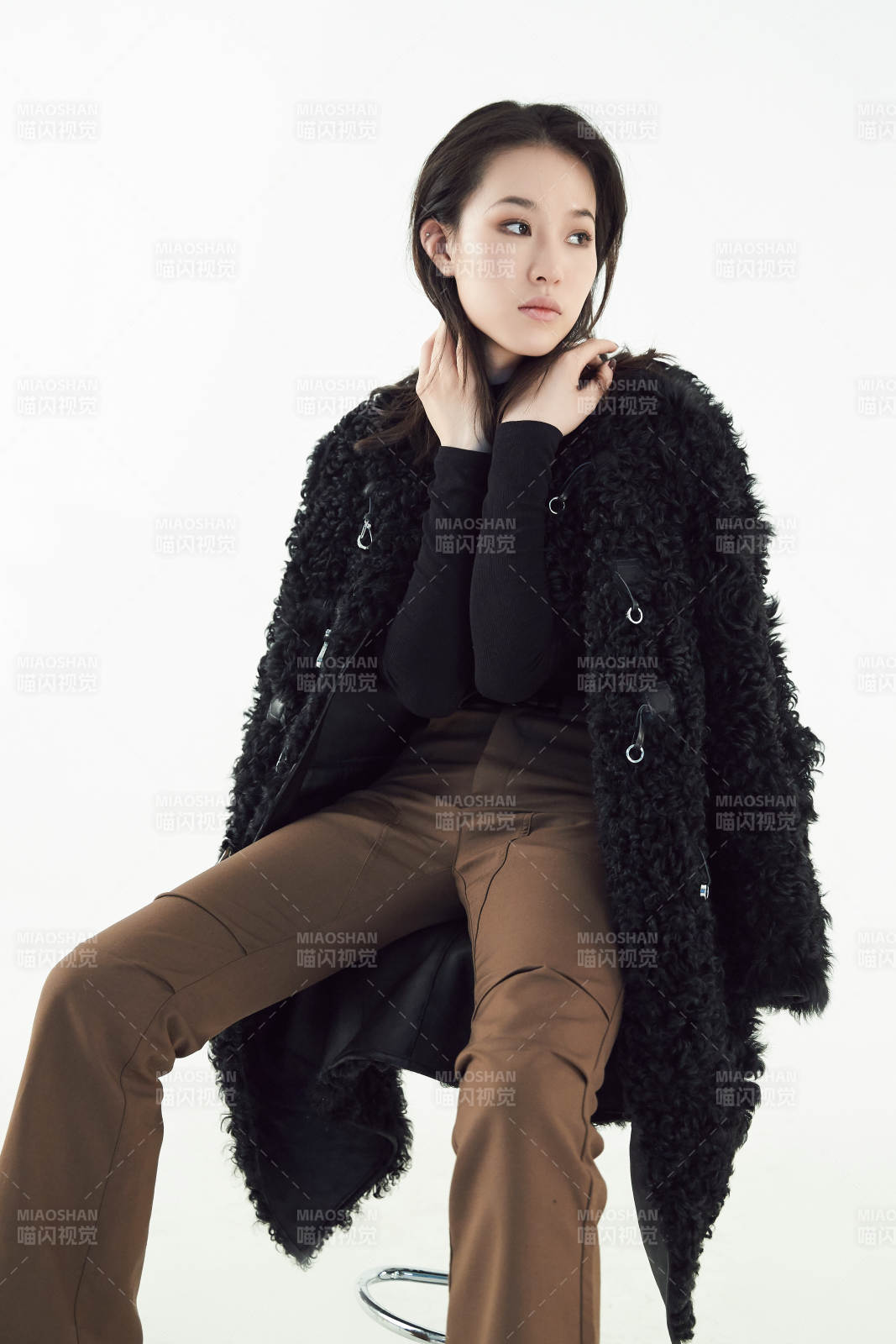 白色背景下的职业女性形象图片