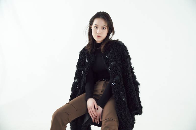 白色背景下的职业女性形象图片