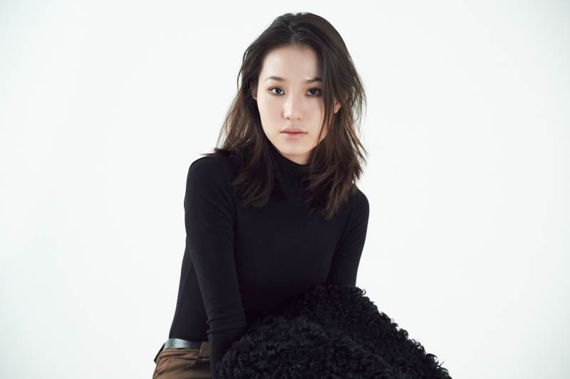 白色背景下的职业女性形象图片