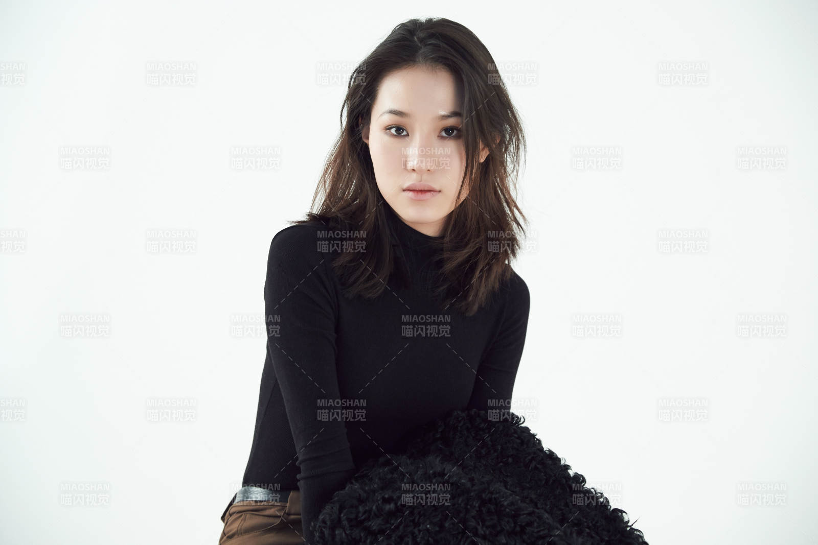 白色背景下的职业女性形象图片