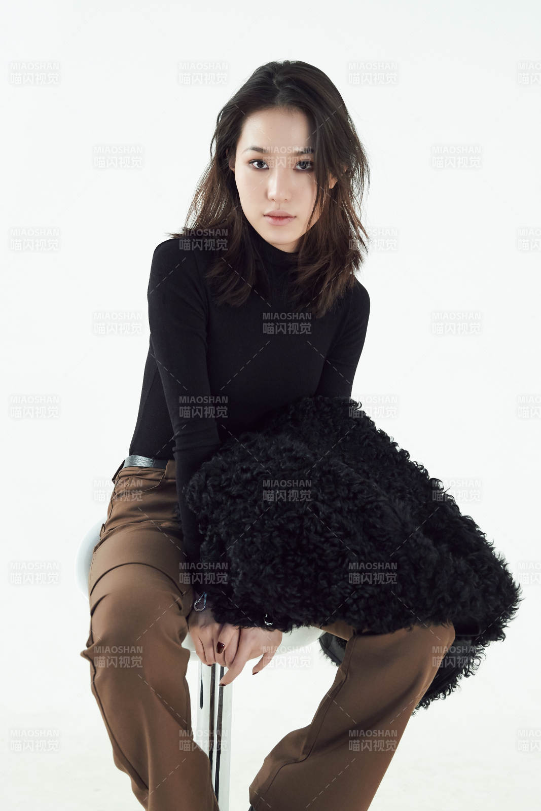 白色背景下的职业女性形象图片