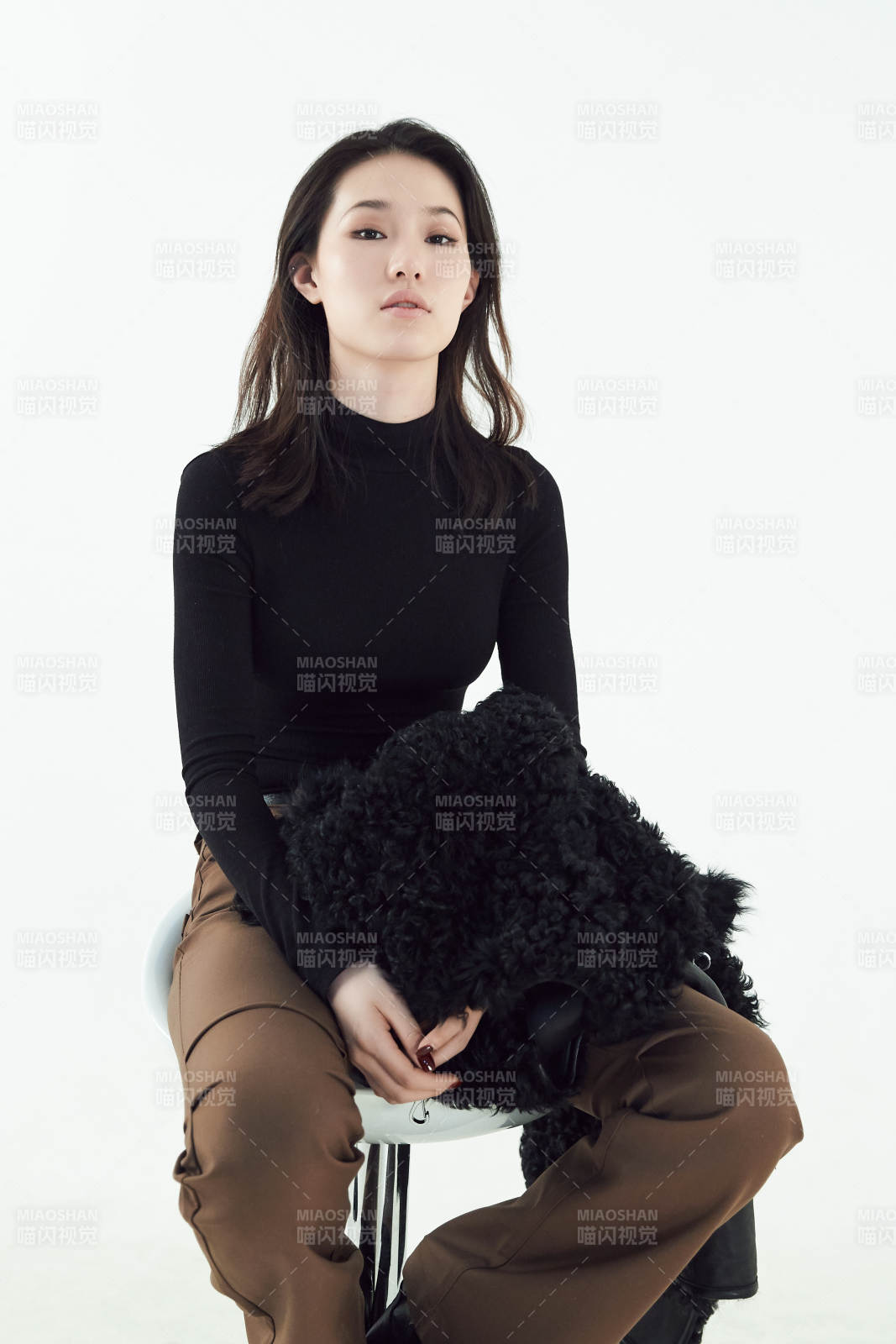 白色背景下的职业女性形象图片