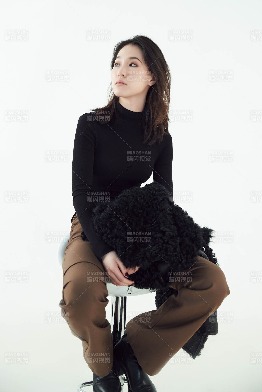 白色背景下的职业女性形象图片