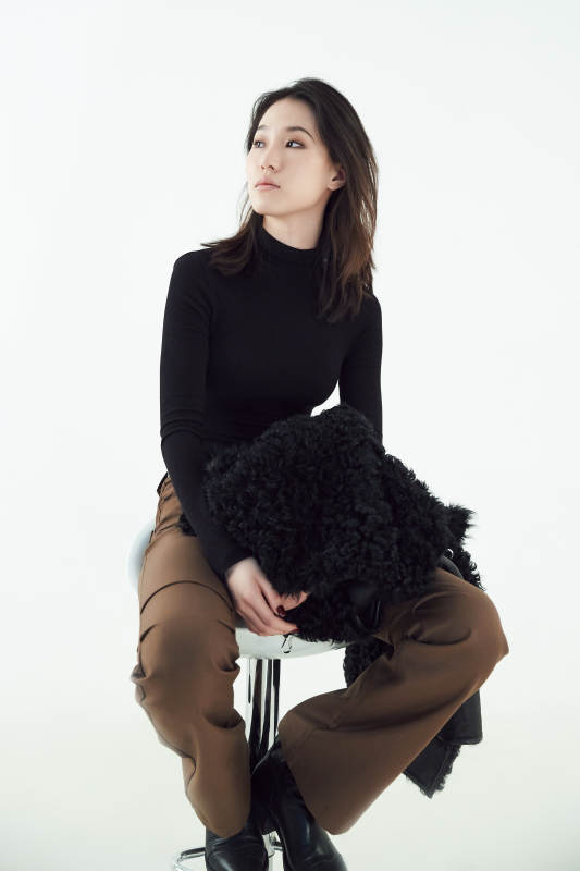 白色背景下的职业女性形象图片