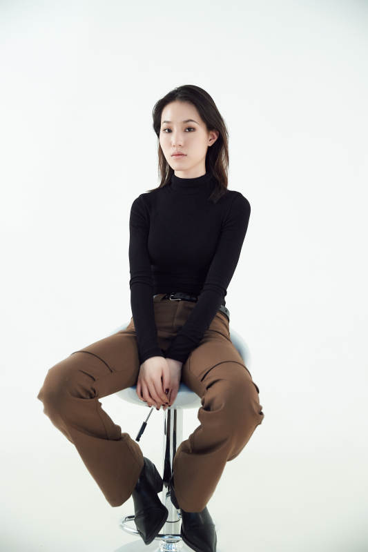 白色背景下的职业女性形象图片