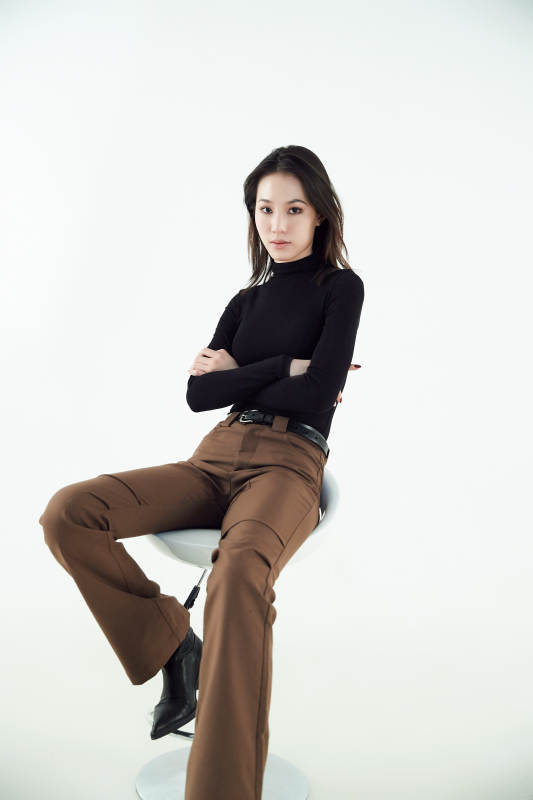 白色背景下的职业女性形象图片