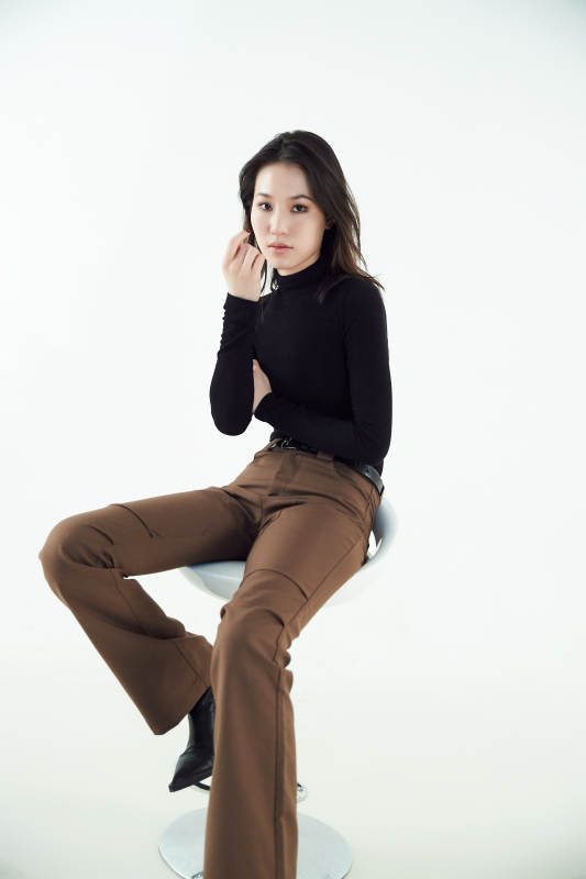 白色背景下的职业女性形象图片