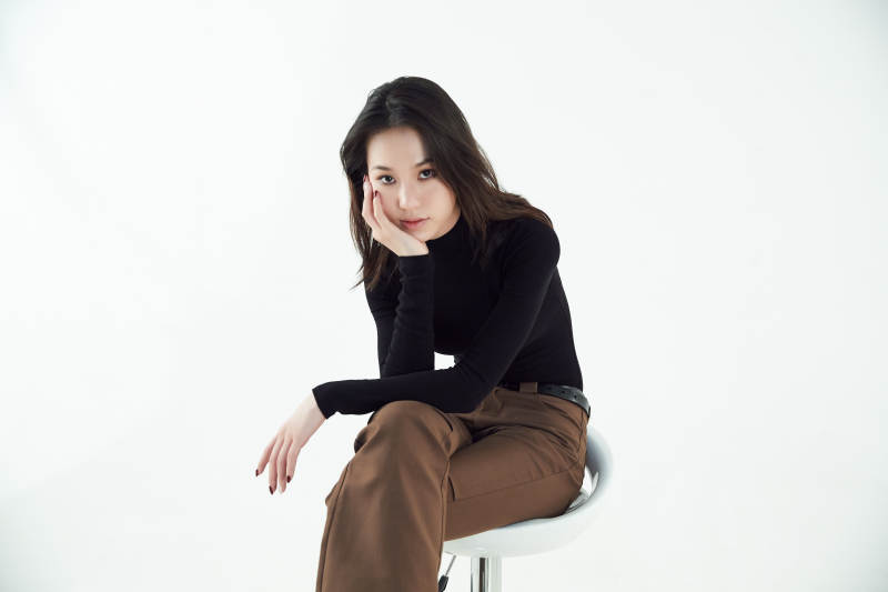 白色背景下的职业女性形象图片