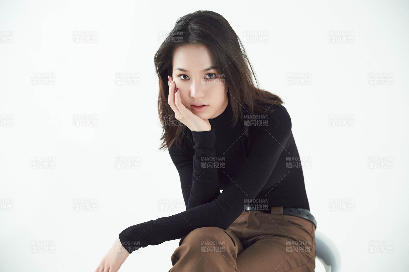 白色背景下的职业女性形象图片