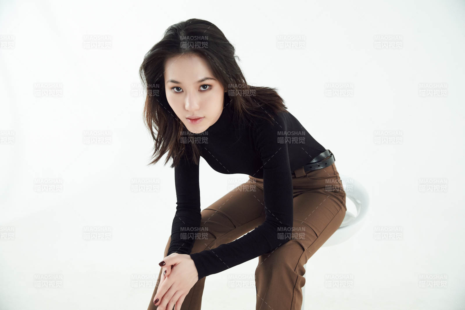 白色背景下的职业女性形象图片