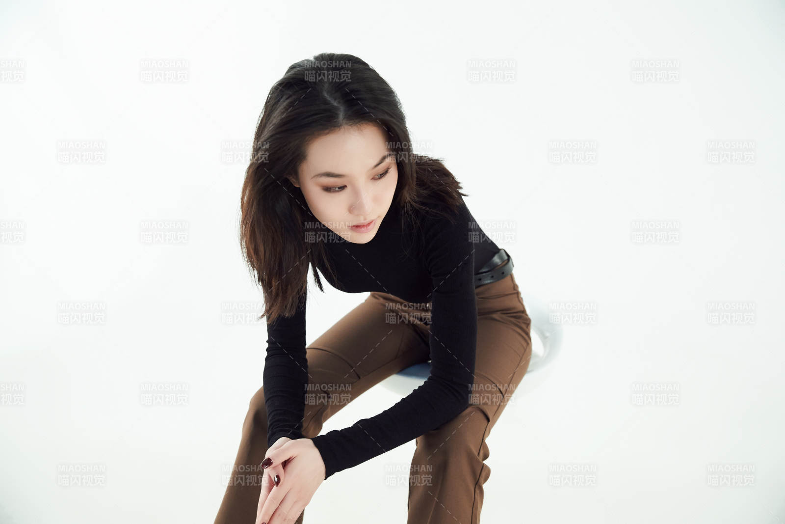 白色背景下的职业女性形象图片