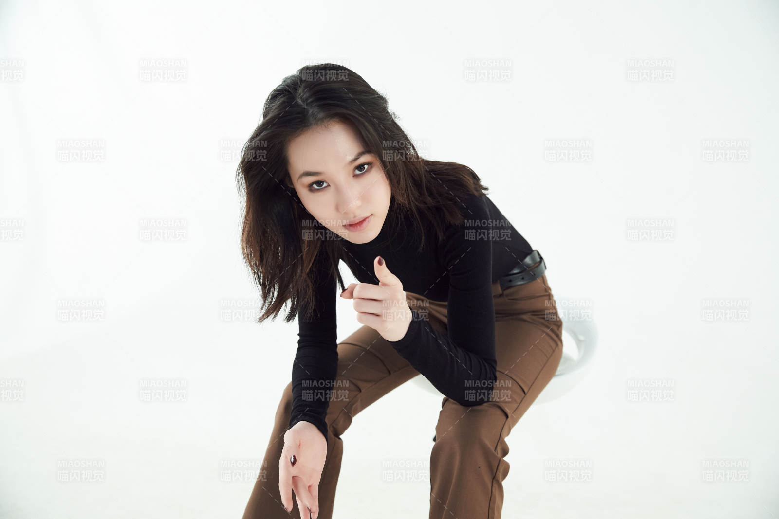 白色背景下的职业女性形象图片