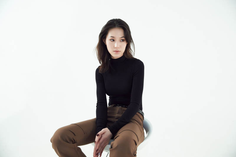 白色背景下的职业女性形象图片