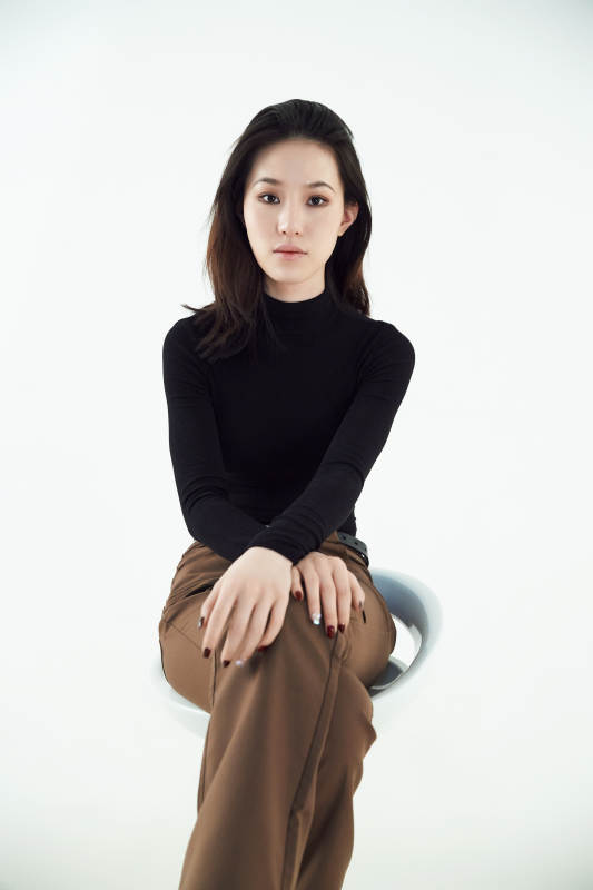 白色背景下的职业女性形象图片