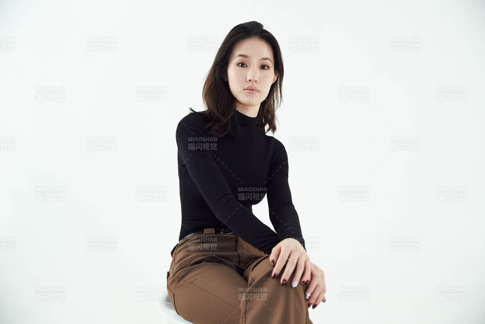 白色背景下的职业女性形象图片