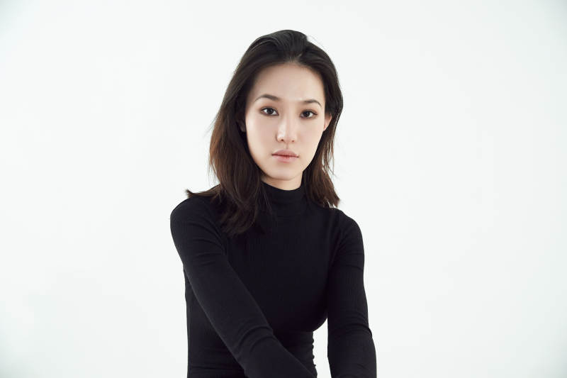 白色背景下的职业女性形象图片