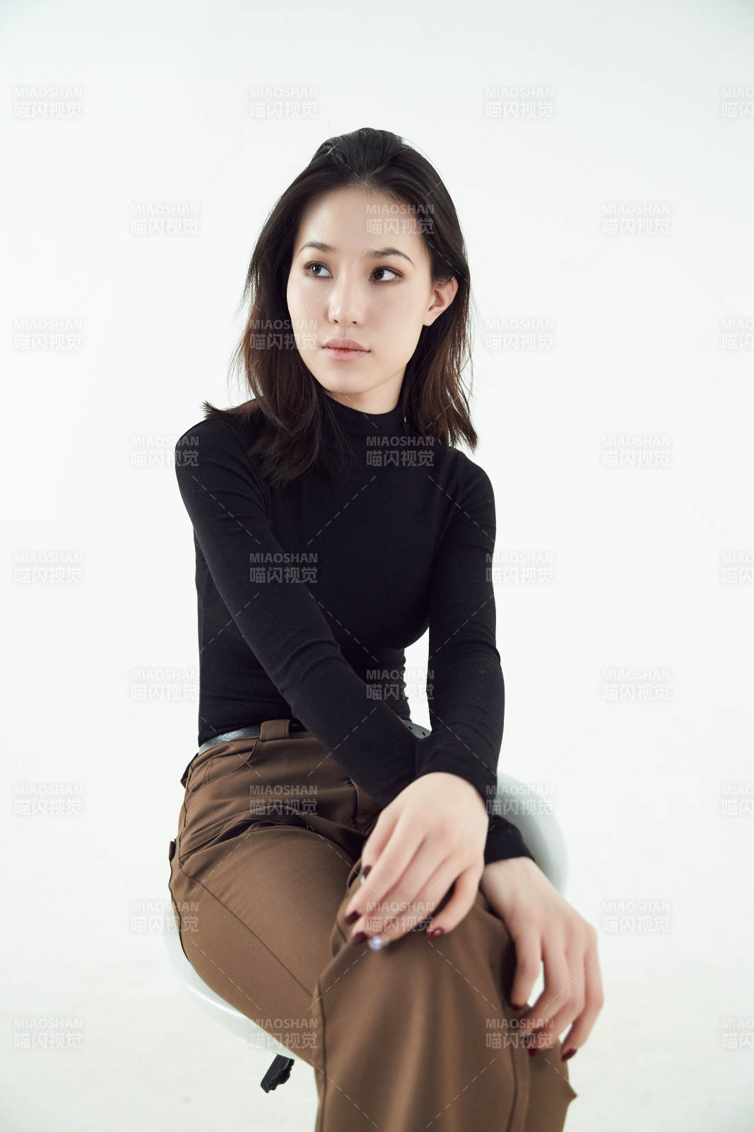 白色背景下的职业女性形象图片