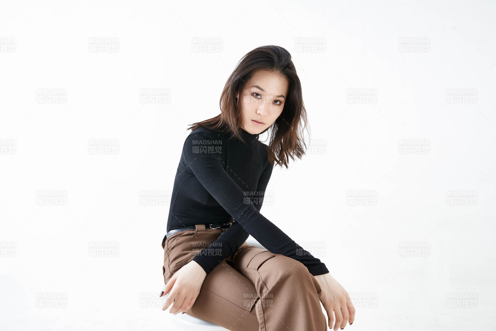 白色背景下的职业女性形象图片