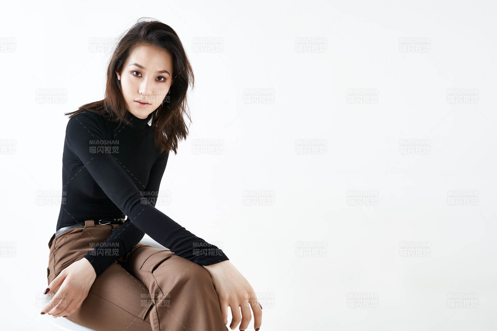 白色背景下的职业女性形象图片