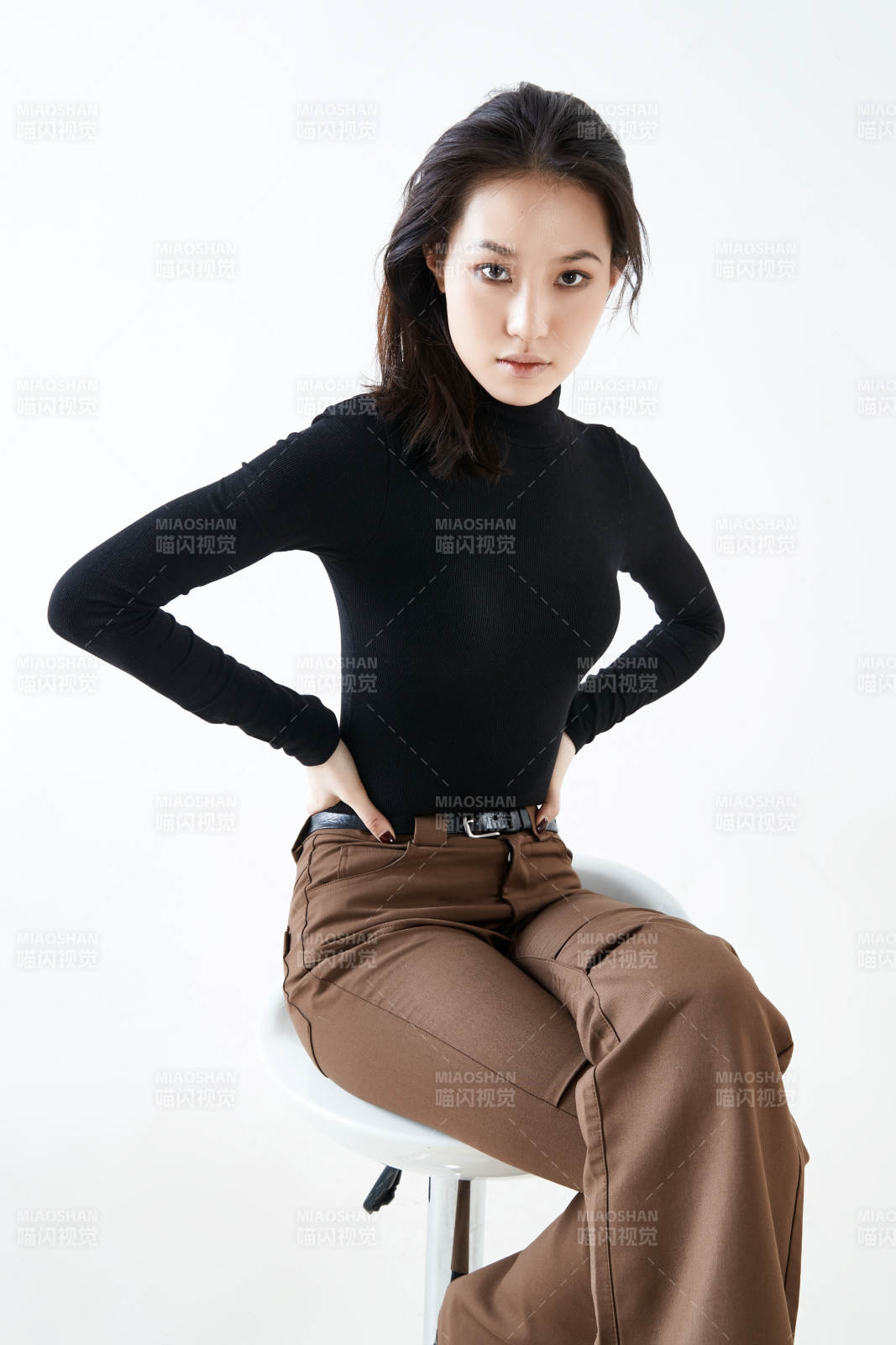 白色背景下的职业女性形象图片