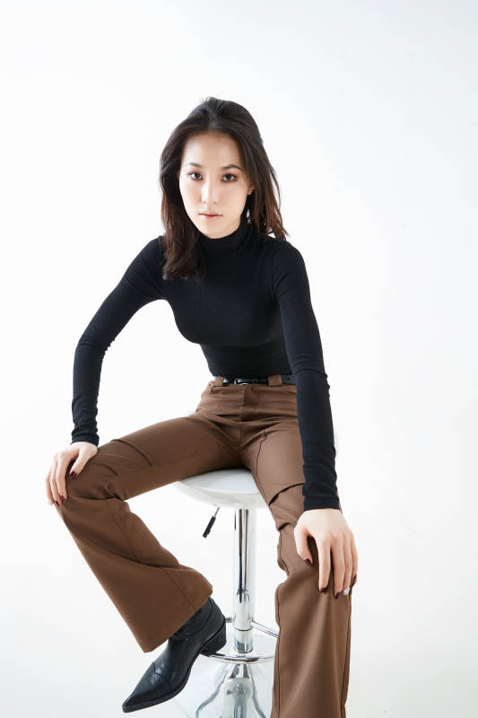 白色背景下的职业女性形象图片