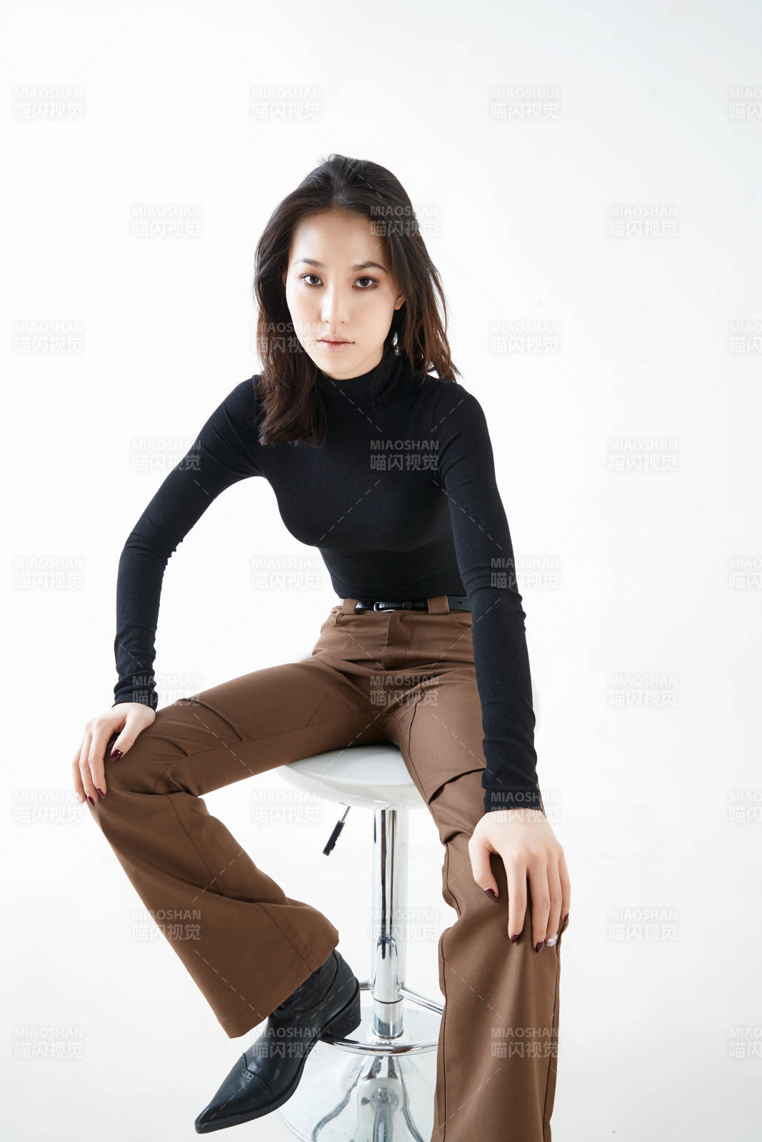 白色背景下的职业女性形象图片