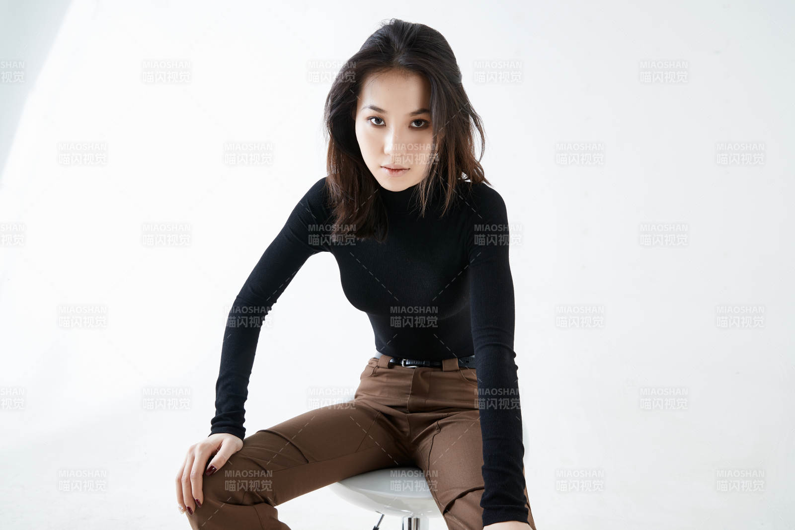 白色背景下的职业女性形象图片