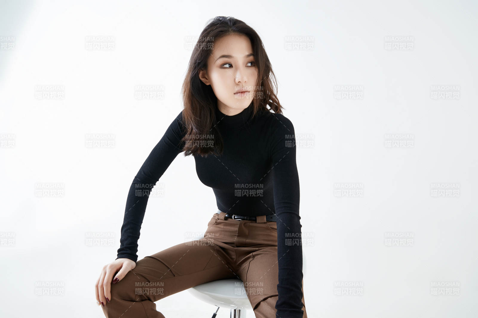 白色背景下的职业女性形象图片