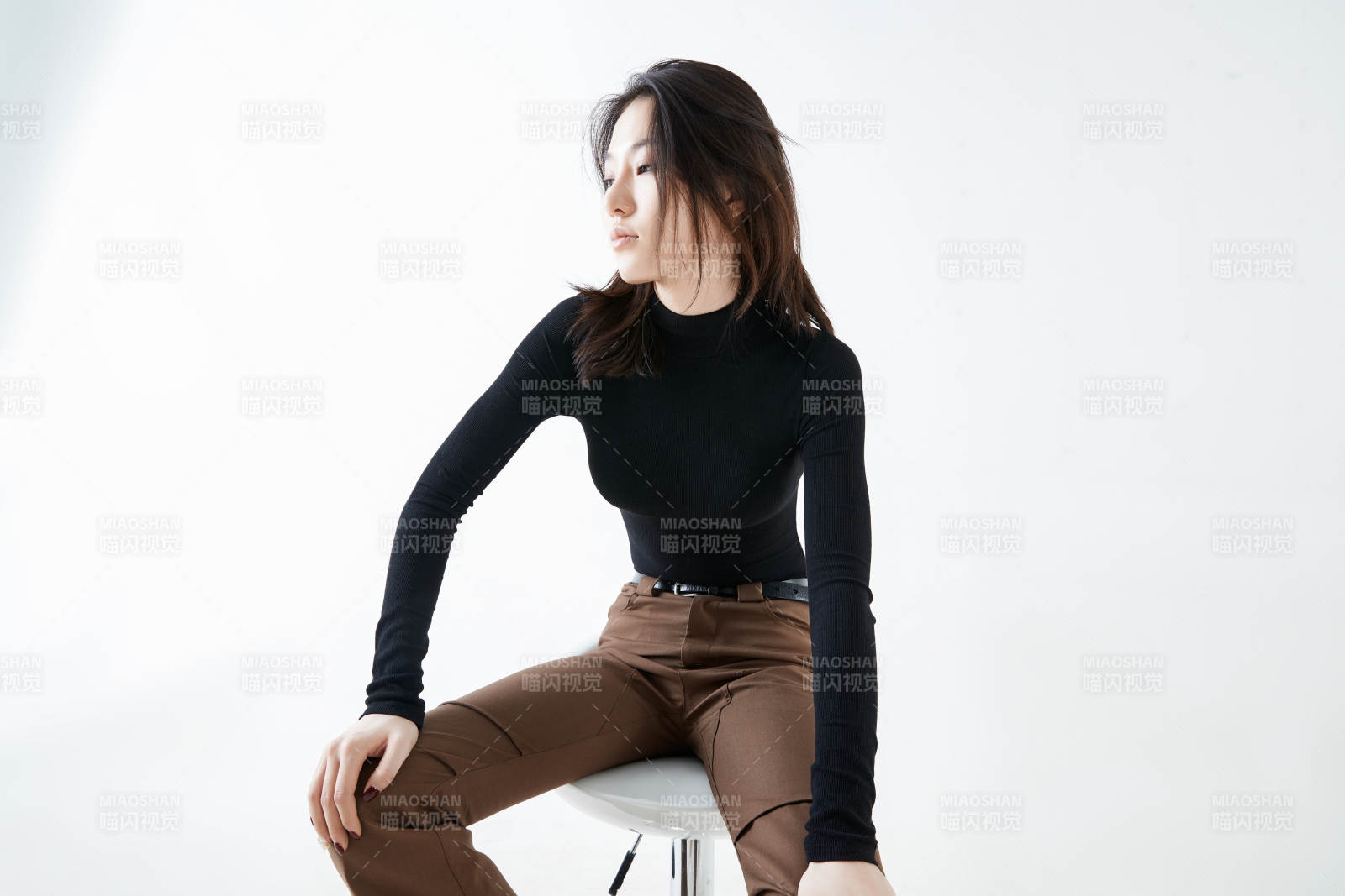 白色背景下的职业女性形象图片