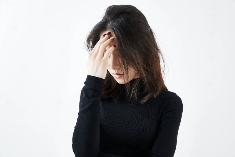 白色背景下的职业女性形象图片