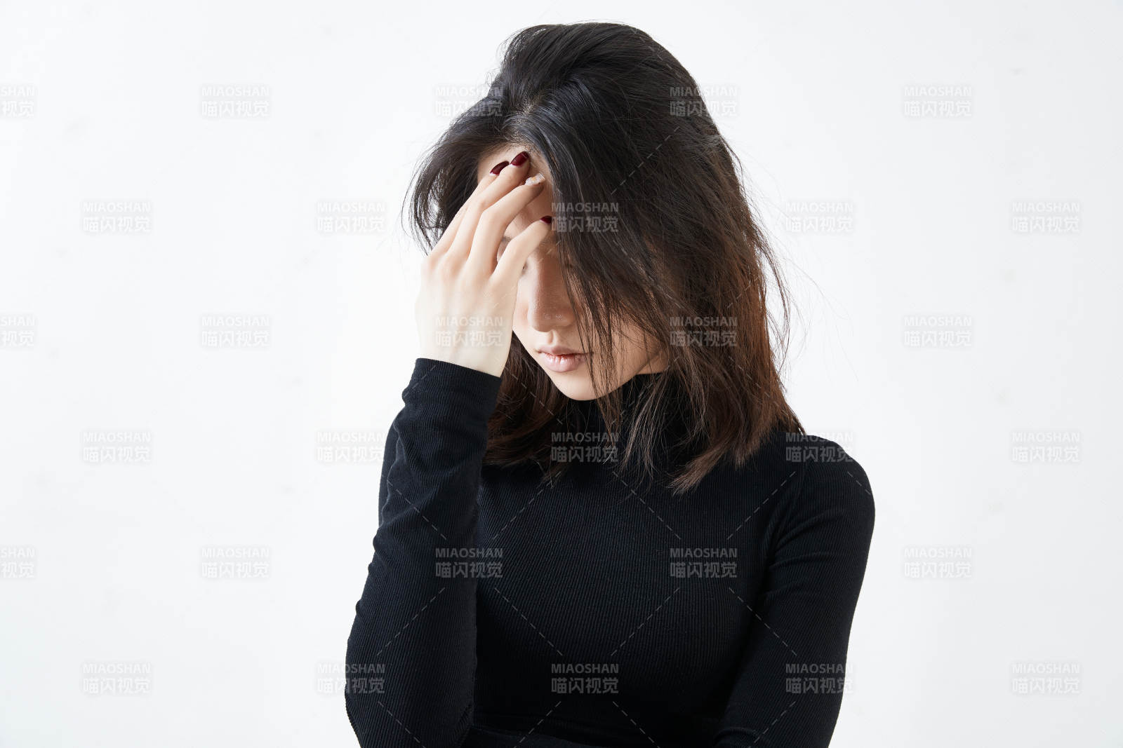 白色背景下的职业女性形象图片