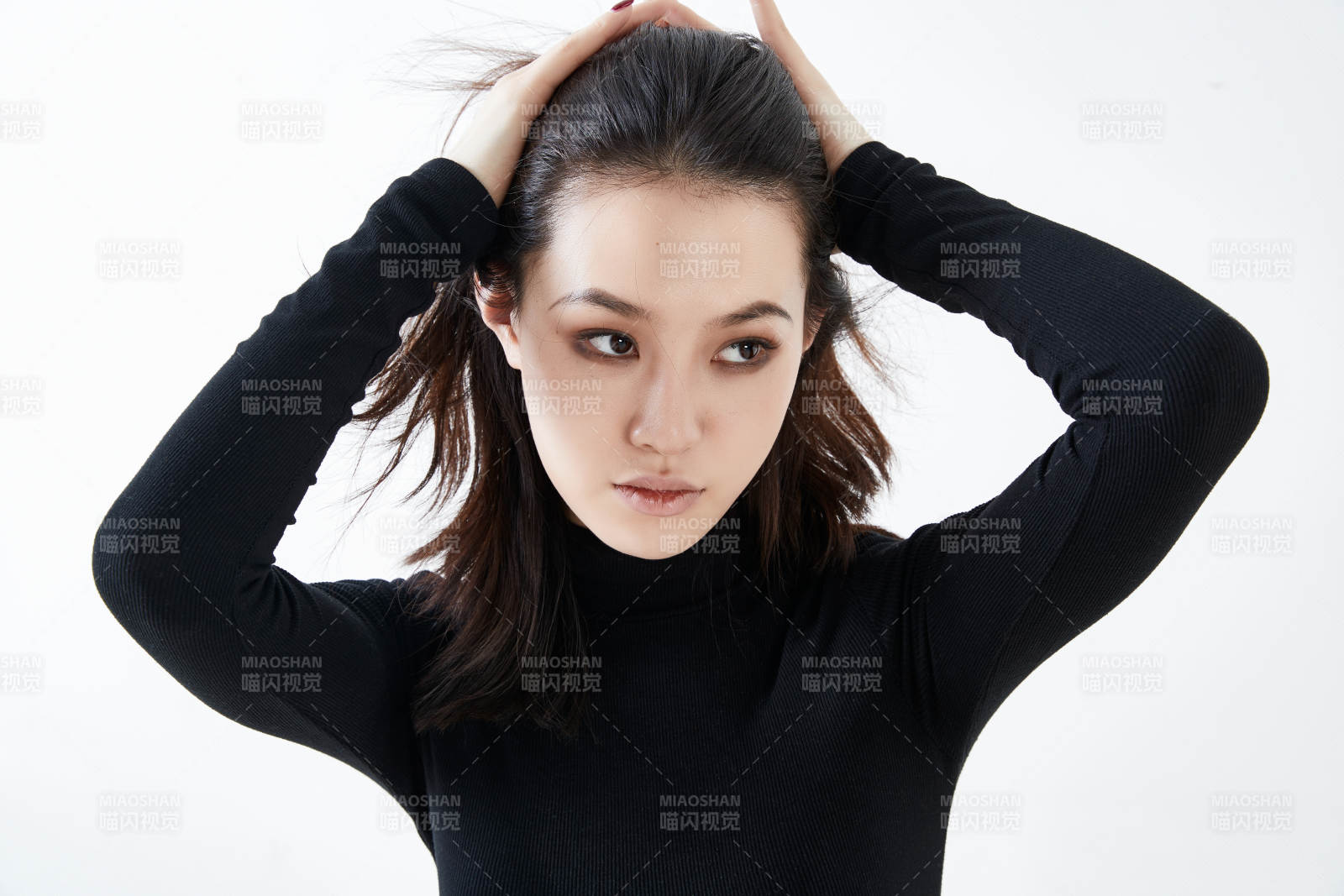 白色背景下的职业女性形象图片